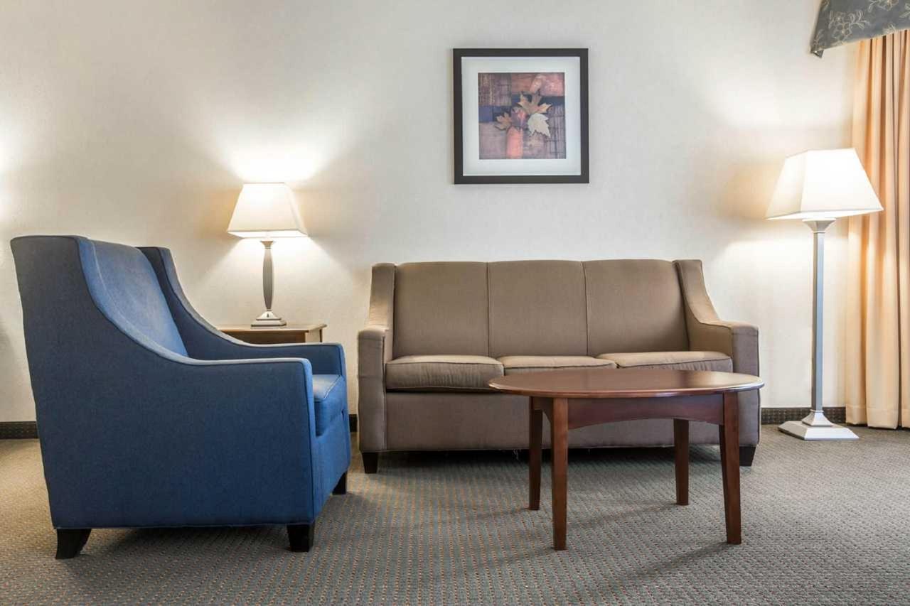 Comfort Suites South Burlington Near University Buitenkant foto